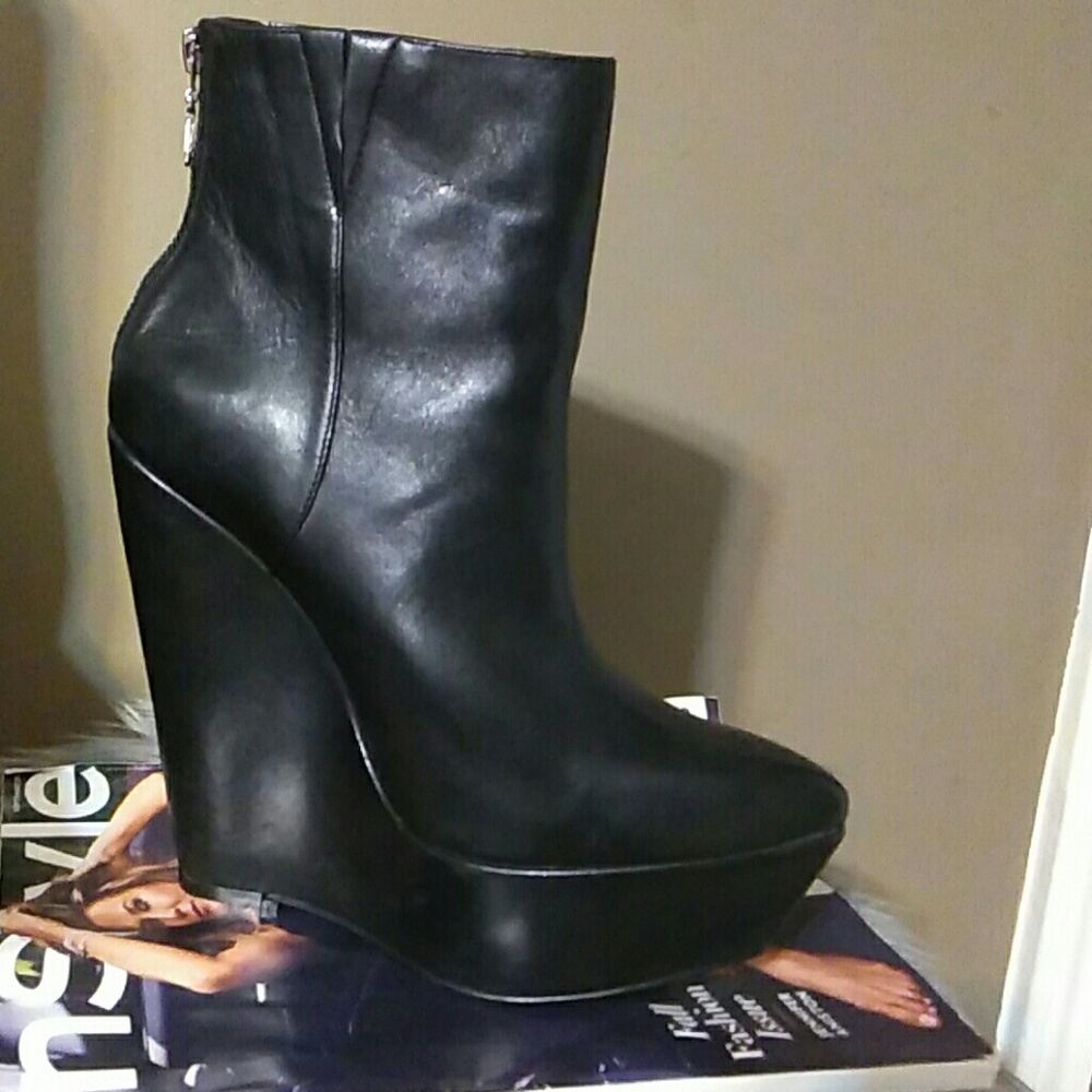 Max Azria - Picture 4 of 6